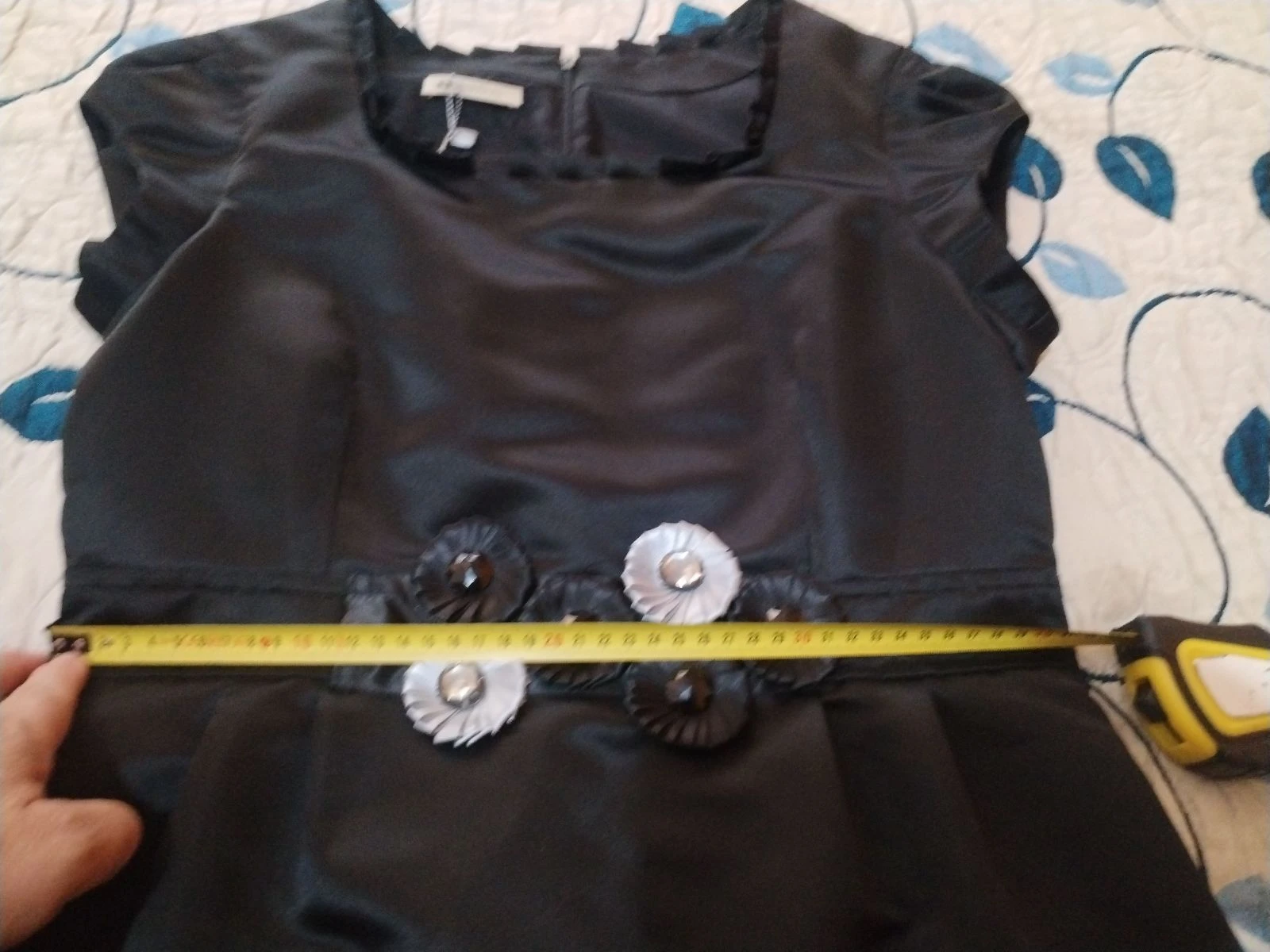 Un vestido de fiesta en negro con un toque en la cintura de flores y piedras – photo 14